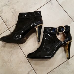 Classique black boots, Georgous on! Like new.